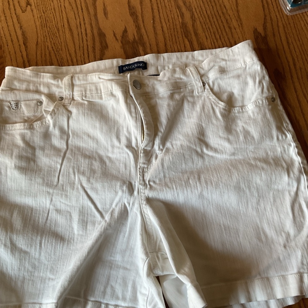 Bandolino Mandie Elegant White Women's Shorts. Size 16 - Picture 3 of 5